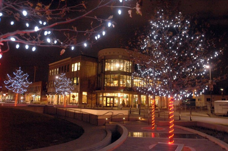 Uptown+Normal+has+decorated+the+area+with+lights+that+shine+brightly+to+add+some+holiday+cheer+this+winter.