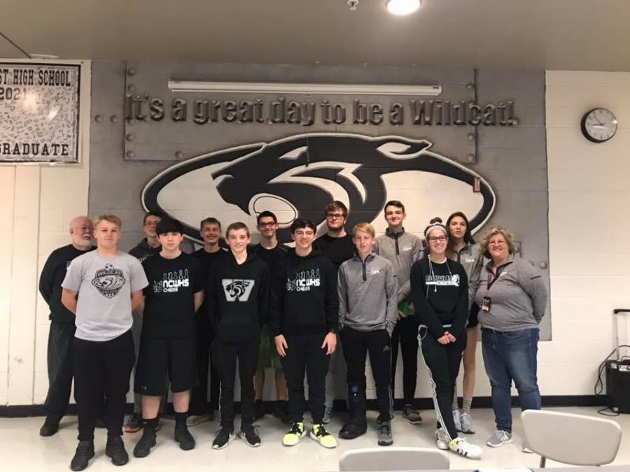 Varstiy+and+JV+chess+team+members%2C+along+with+their+coaches%2C+pose+for+a+picture+at+the+WEST+tournament.+%0D%0APhoto+by+parent+Nickie+Davis.