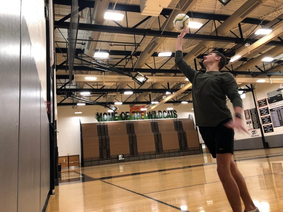Junior+Keaton+Knuth+plays+volleyball+in+PE.+PE+classes+are+trying+to+establish+healthy+routines+now+that+students+can+also+take+to+college.+Playing+sports%2C+as+many+classes+do%2C+are+a+good+activity+for+friends+to+stay+healthy.